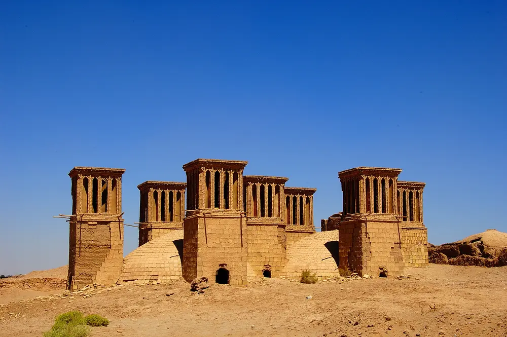 Ruins in Iran - not sure where, but I guess pre-Islamic. Downloaded from Wallhaven. Author and rights unknown - please get in touch for crediting, or if there's any issue.