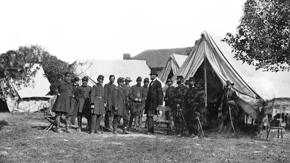 Abraham Lincoln meets Union soldiers. Downloaded from Wallhaven. Author and rights unknown - please get in touch for crediting, or if there's any issue.
